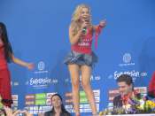 Tina Karol pressitilaisuudessaan